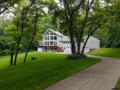 16514 Dixon Dr, Honey Creek, IA 51542