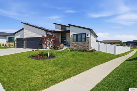 7434 Anselm Ln, Lincoln, NE 68516