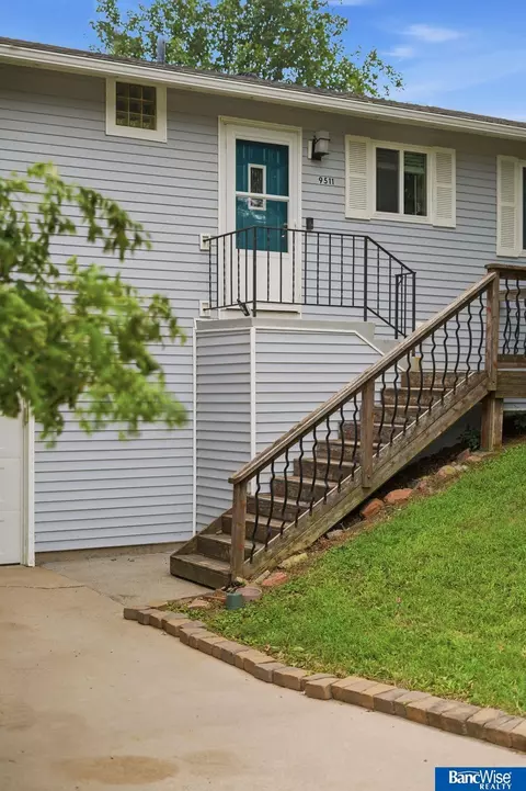 9511 Chester St, Lincoln, NE 68526