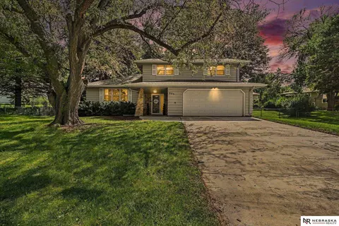 905 Sherman Cir, Papillion, NE 68046