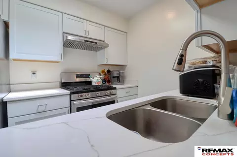 230 Parkside Ln, Lincoln, NE 68521