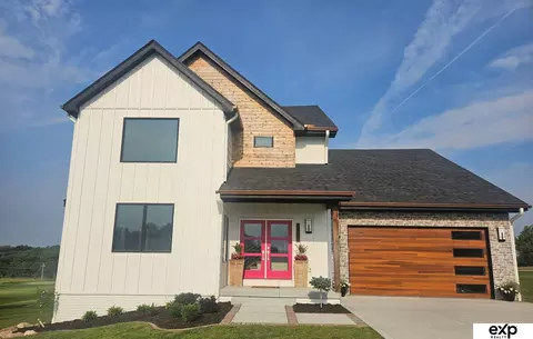 8602 Lake Ridge Dr, Plattsmouth, NE 68048