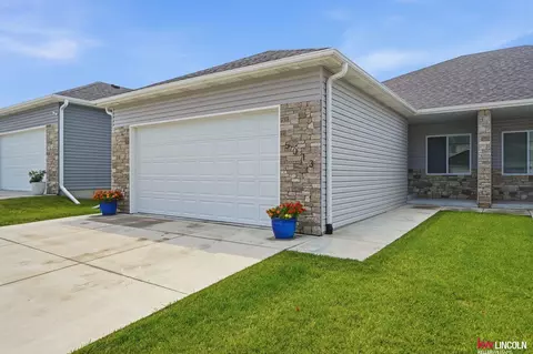 5013 W Hillsboro Dr, Lincoln, NE 68528