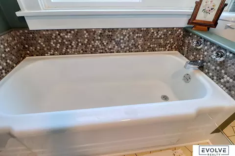 Bath - 1712 Ella St, Beatrice, NE 68310 photo 5 of 6