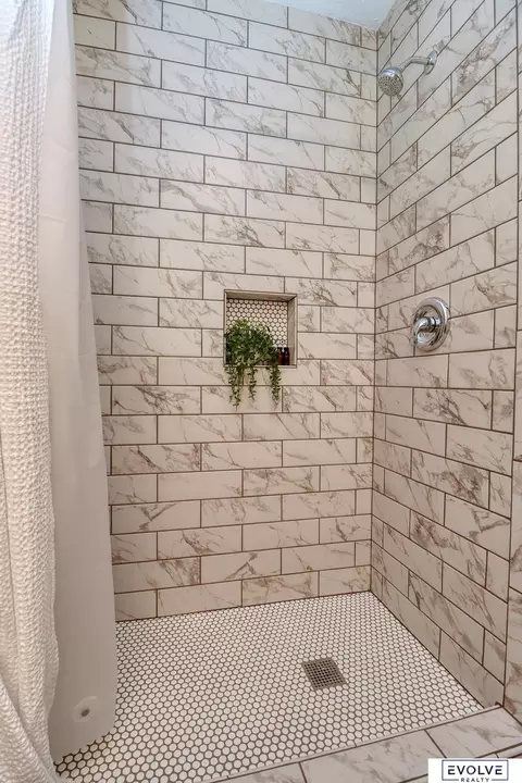 Bath - 1712 Ella St, Beatrice, NE 68310 photo 2 of 6
