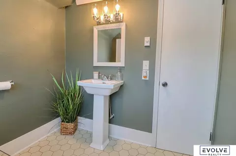 Bath - 1712 Ella St, Beatrice, NE 68310 photo 6 of 6