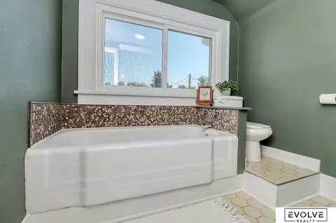 Bath - 1712 Ella St, Beatrice, NE 68310 photo 4 of 6