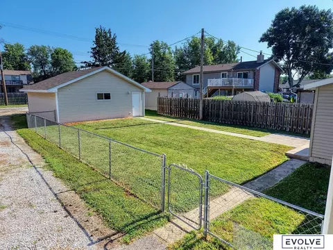 Exterior - 1712 Ella St, Beatrice, NE 68310 photo 3 of 4