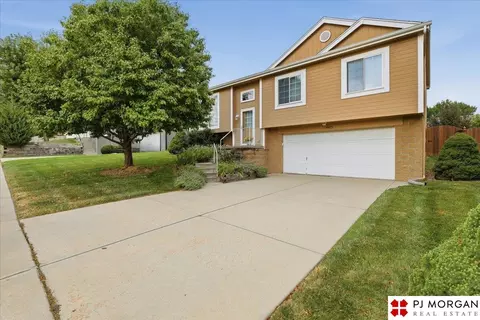 7972 Bartlett St, Omaha, NE 68122