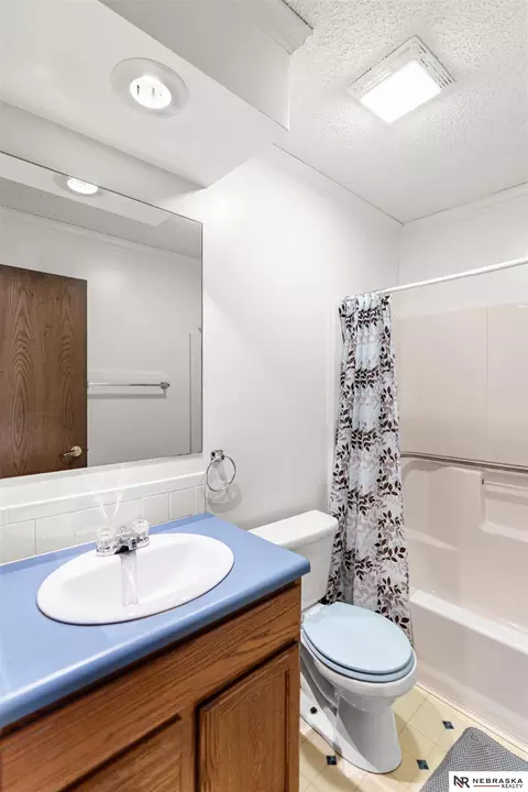 Bath - 26110 W Maple Rd, Waterloo, NE 68069 photo 2 of 4