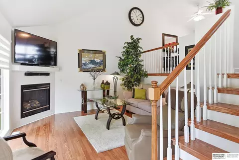 1002 Timberline Dr, Papillion, NE 68046