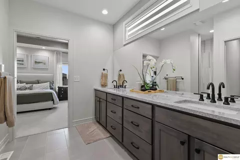 Bath - 1405 W Beartooth Dr, Lincoln, NE 68521 photo 2 of 4