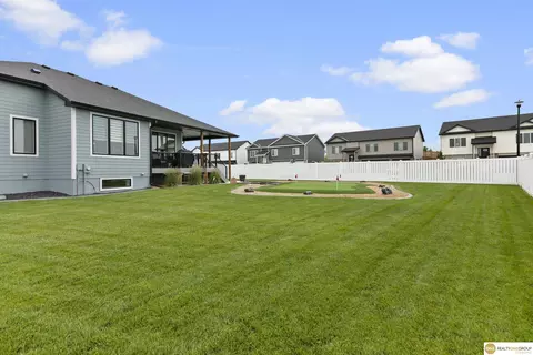 Exterior - 1405 W Beartooth Dr, Lincoln, NE 68521 photo 6 of 8