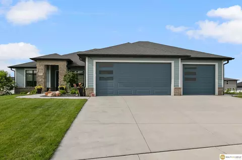 Exterior - 1405 W Beartooth Dr, Lincoln, NE 68521 photo 2 of 8