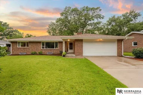 731 Driftwood Dr, Lincoln, NE 68510