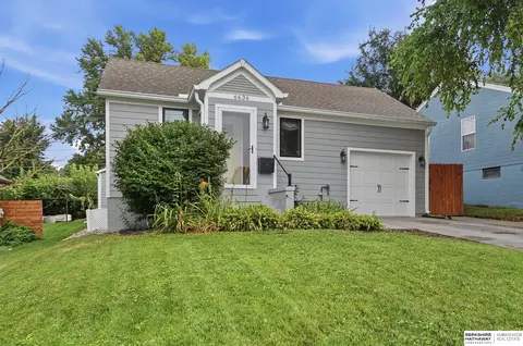 6636 Pinkney St, Omaha, NE 68104