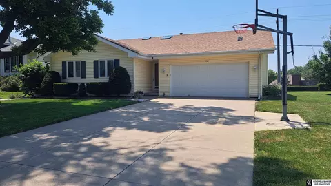 9604 S 24th St, Bellevue, NE 68147