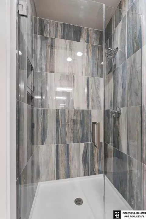 Bath - 28401 Laurel Cir, Valley, NE 68064 photo 5 of 6