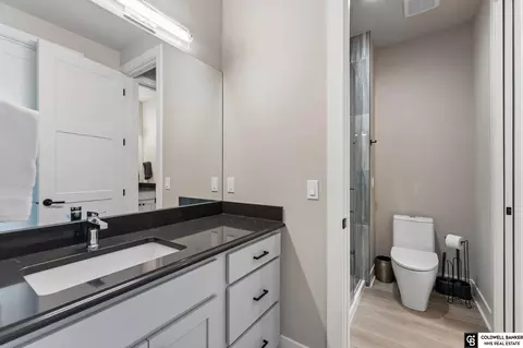 Bath - 28401 Laurel Cir, Valley, NE 68064 photo 4 of 6