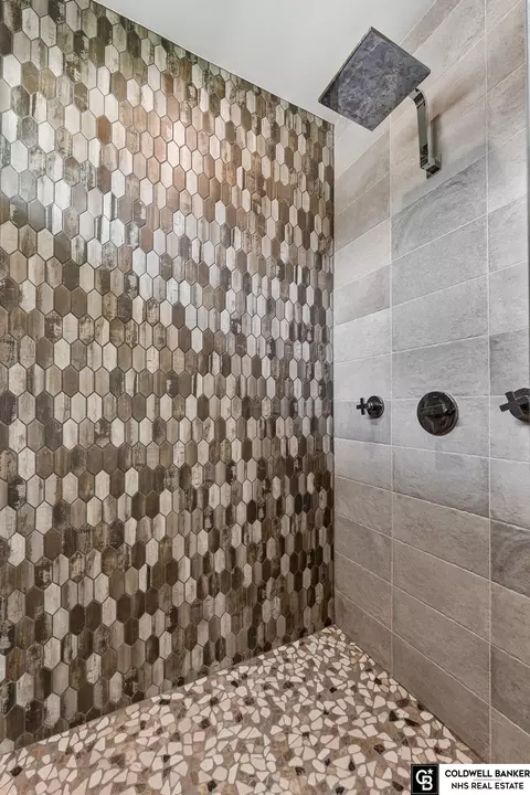 Bath - 28401 Laurel Cir, Valley, NE 68064 photo 3 of 6