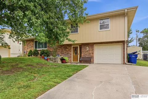 8205 Clairmont Ave, Ralston, NE 68127