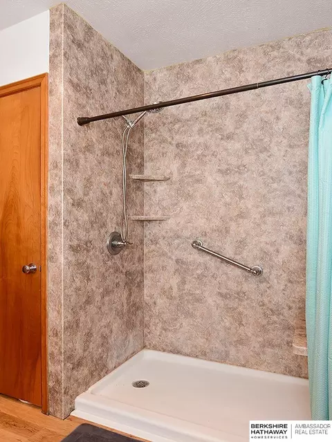 Bath - 405 6th St, Scribner, NE 68057 photo 2 of 5