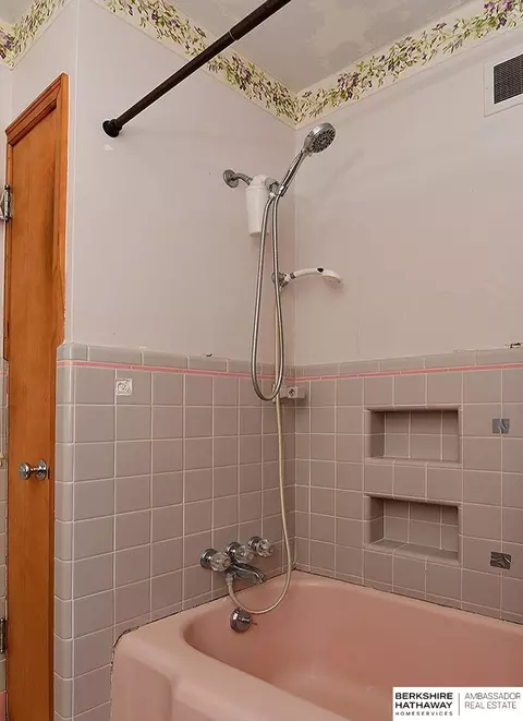 Bath - 405 6th St, Scribner, NE 68057 photo 4 of 5