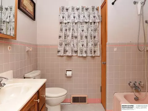 Bath - 405 6th St, Scribner, NE 68057 photo 3 of 5
