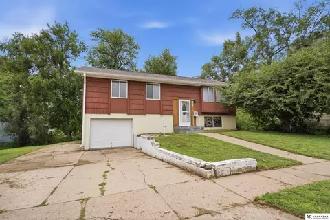3006 Wayne St, Bellevue, NE 68005