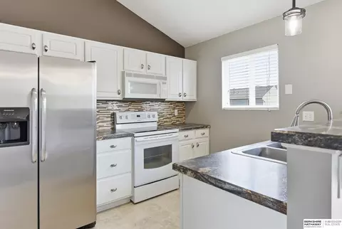 Kitchen - 15421 Willit St, Bennington, NE 68007 photo 2 of 3