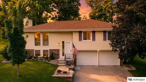 12140 Burdette Cir, Omaha, NE 68164