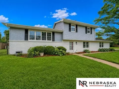 4915 Oaks Ln, Omaha, NE 68137