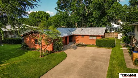 708 Driftwood Dr, Lincoln, NE 68510