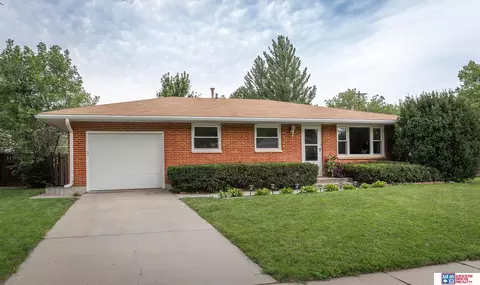 7330 S Wedgewood Dr, Lincoln, NE 68510