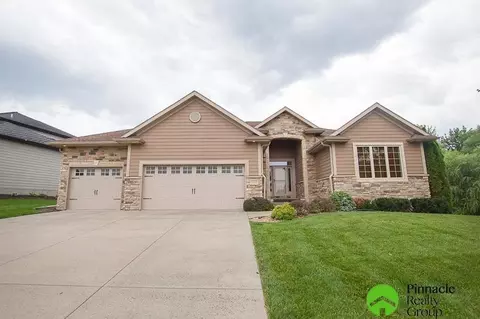 8523 Barkley Dr, Lincoln, NE 68526