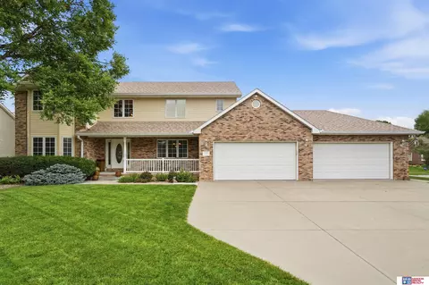1930 Davenport Dr, Lincoln, NE 68512