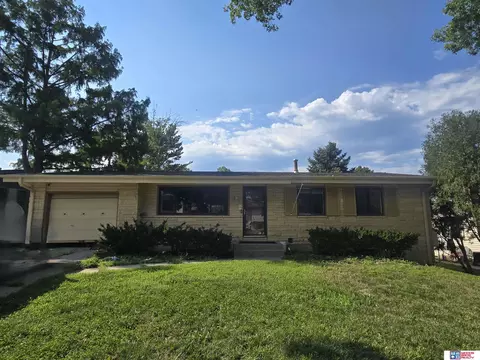 8135 Sanborn Dr, Lincoln, NE 68505