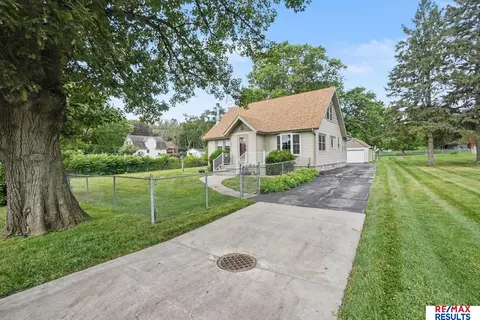 8 Bennett Ave, Council Bluffs, IA 51503