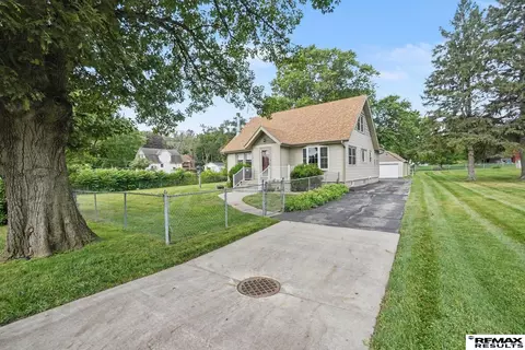 8 Bennett Ave, Council Bluffs, IA 51503