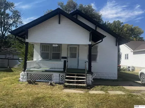 2241 S 48th St, Lincoln, NE 68506