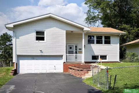 5556 N 61st St, Omaha, NE 68104