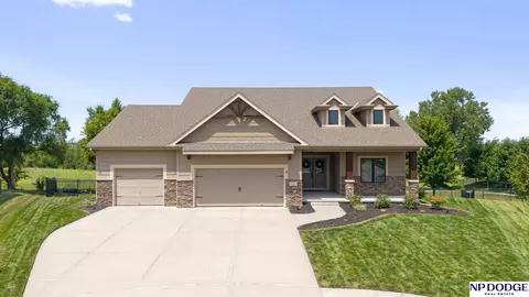 12510 Longshore Dr, Papillion, NE 68046