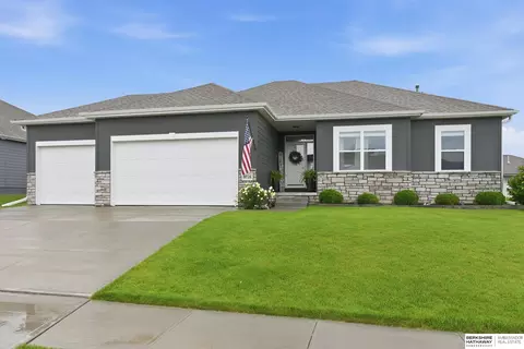 9716 Osprey Ln, Papillion, NE 68046