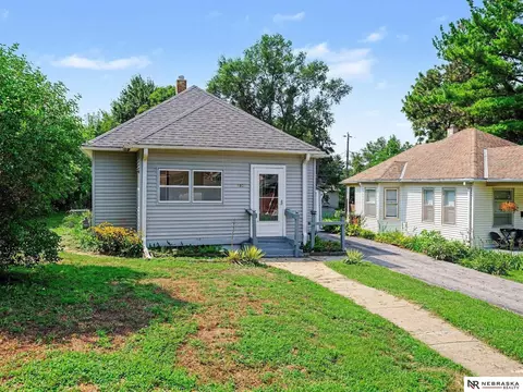 5621 Lake St, Omaha, NE 68104
