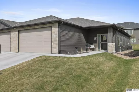 320 Deep Water Dr, Lincoln, NE 68527