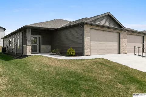 326 Deep Water Dr, Lincoln, NE 68527