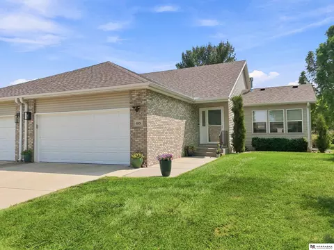8101 Cheney Ridge Rd, Lincoln, NE 68516