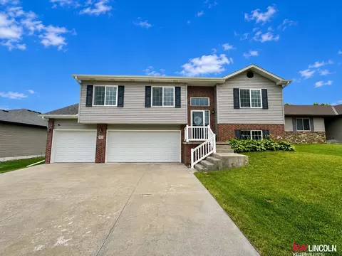 8015 Mandalay Dr, Lincoln, NE 68516