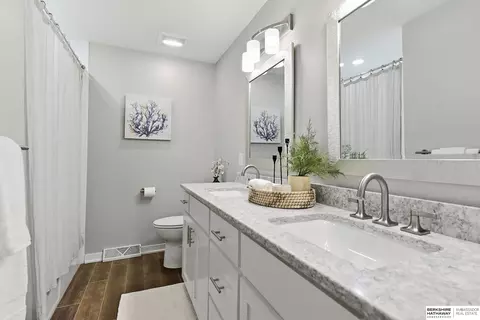 Bath - 527 Waterloo Dr, Waterloo, NE 68069 photo 1 of 5
