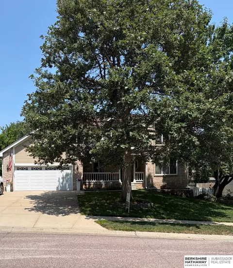 1016 Tekamah Ln, Papillion, NE 68046